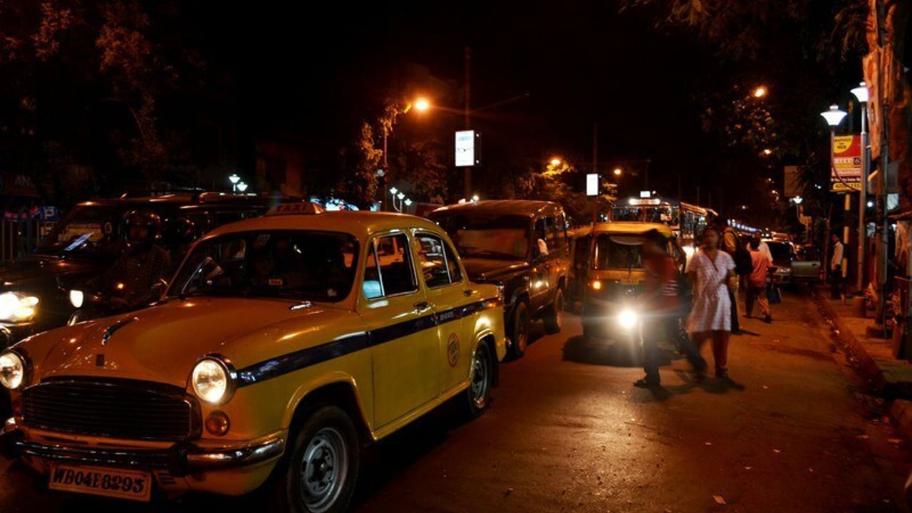 TOKEEP Kolkata city streets at night 201411 KOL Sceneryand Stock Images Approved for Full Use