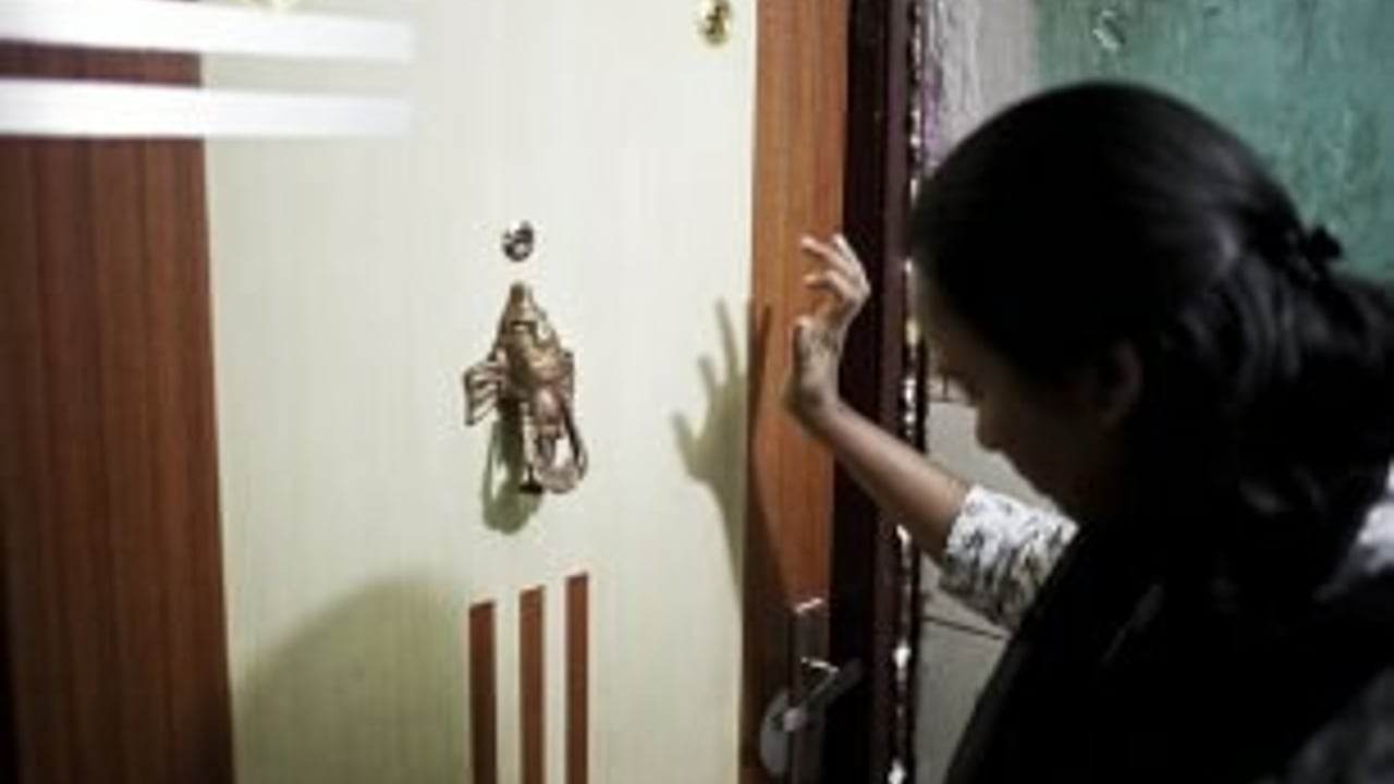 Memberofoperationteamknocksonbrotheldoor 180822 181702