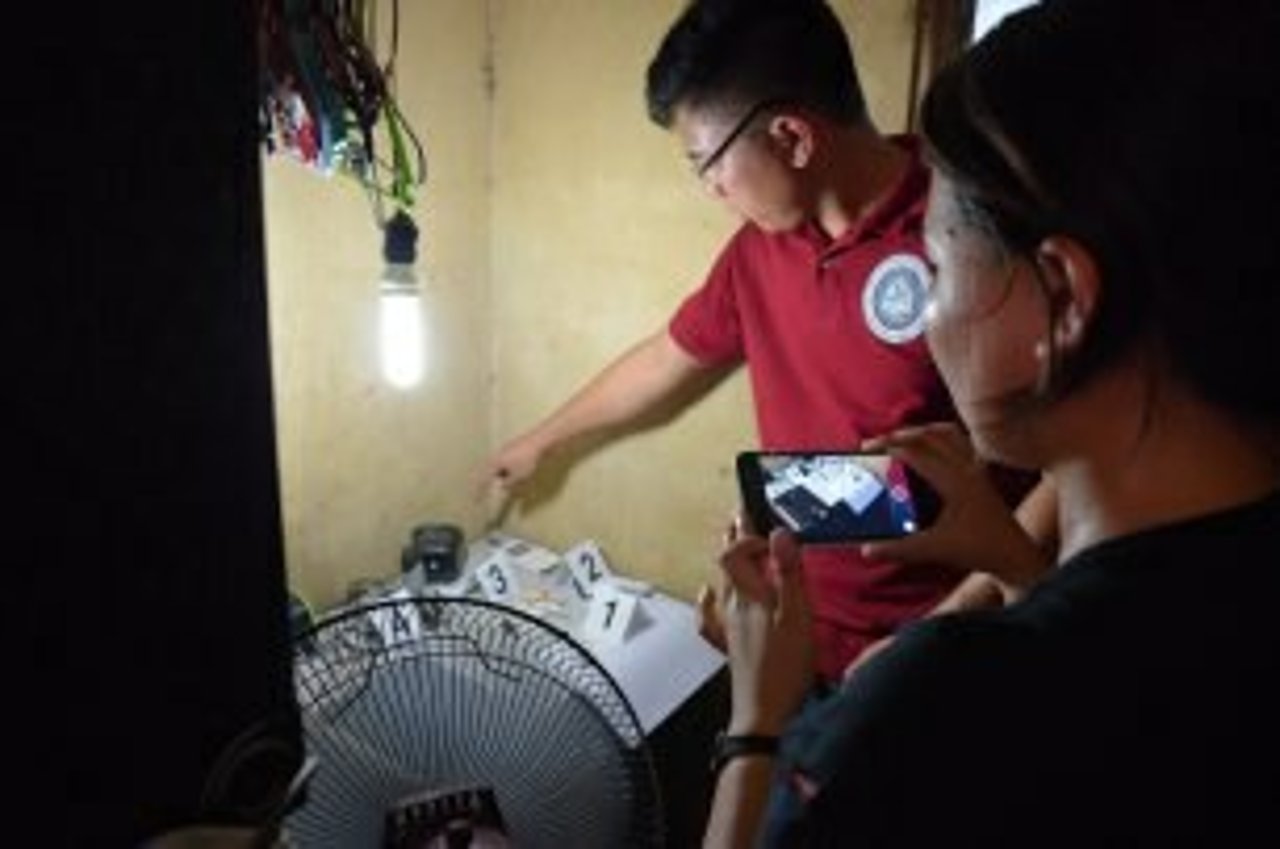 Computerforensicspecialistpointingtocomputer