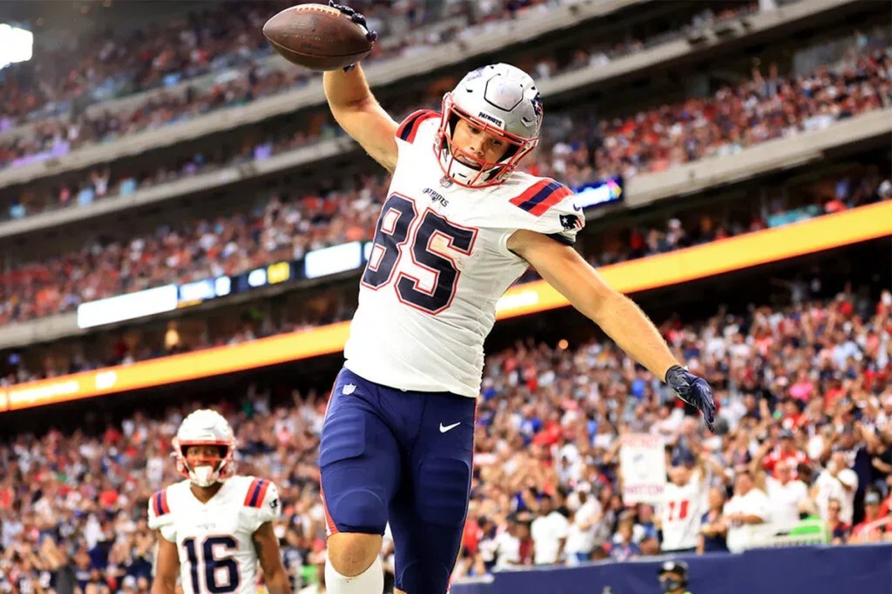 Hunter Henry Patriots Texans Week 5 2021 24 copy e1661805824628