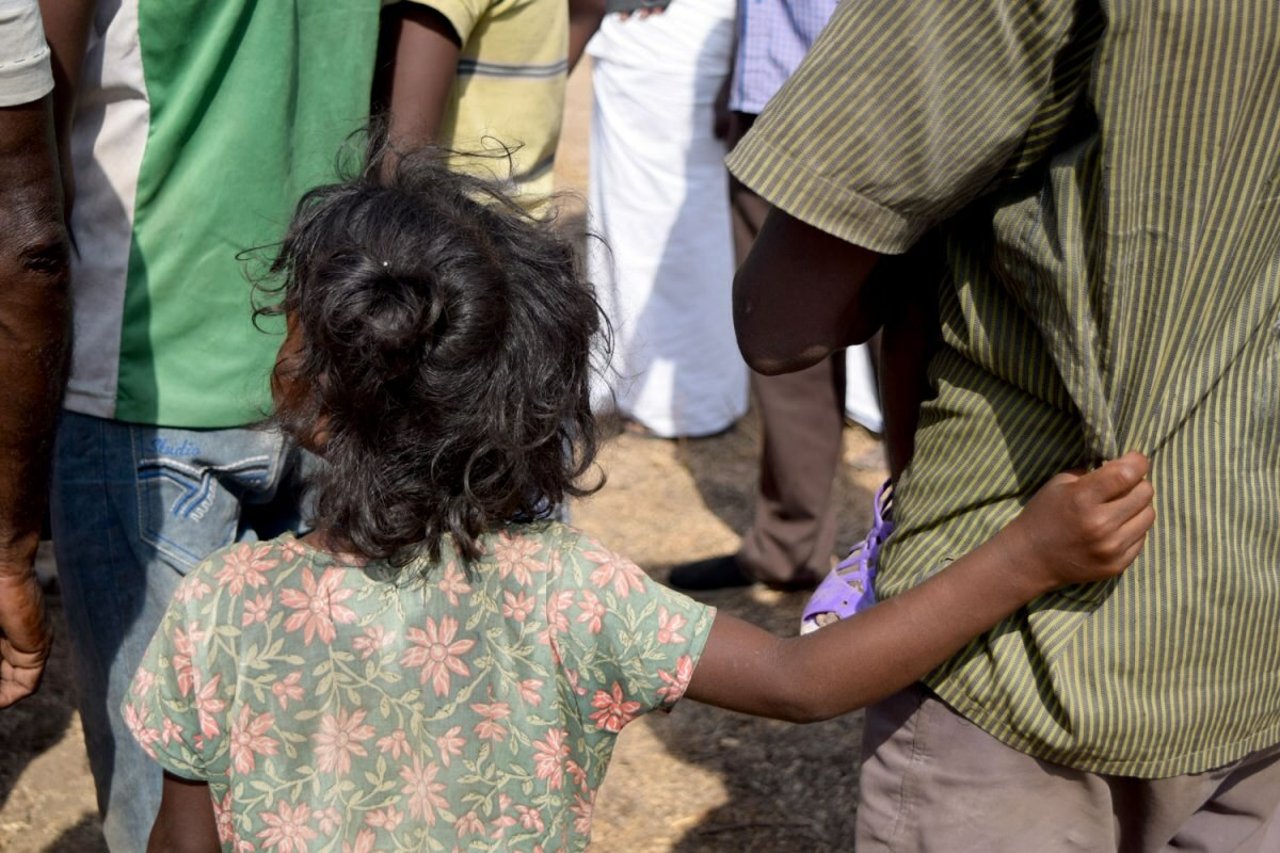 A child holding on to her father during enquiry 180822 181753