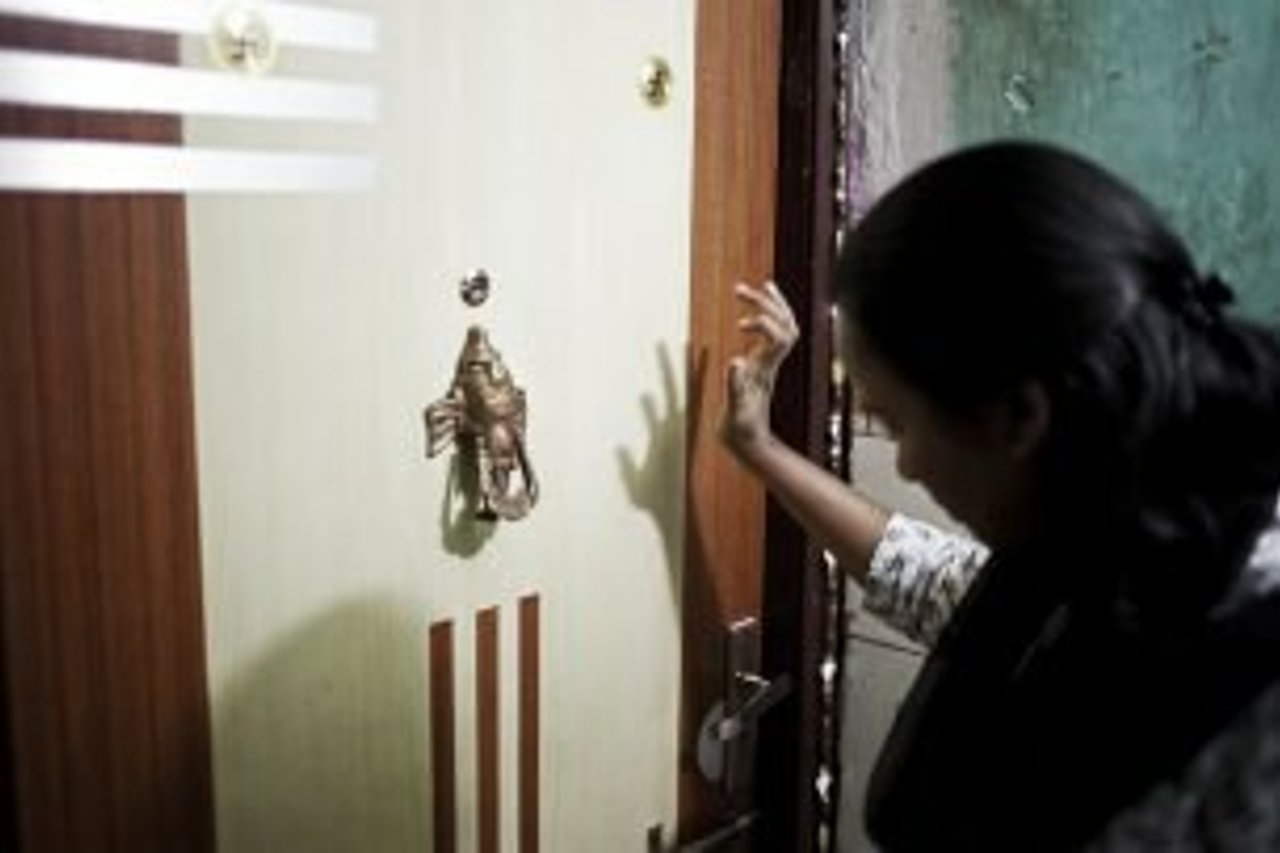 Memberofoperationteamknocksonbrotheldoor 180822 181702